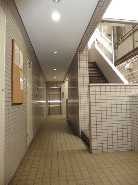 エントランス　管理掲示板があります。