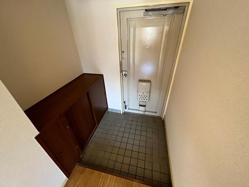 玄関　※現況優先・写真は他号室使用