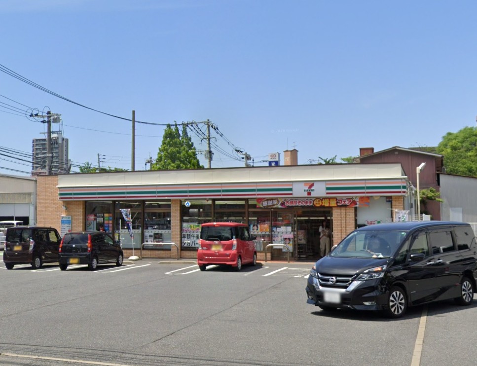 コンビニ　セブンイレブン八幡友田1丁目店（コンビニ）まで591m