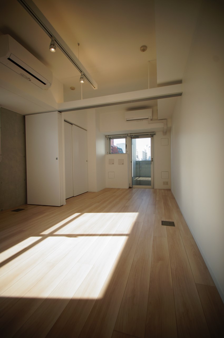 居室・リビング　落ち着いた色合いの床材を使用した居住空間です。