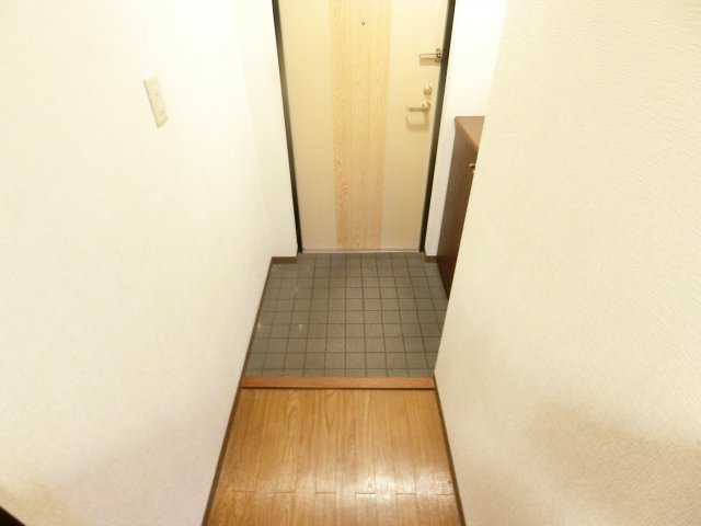 玄関　同マンション別部屋写真