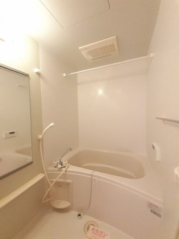 バス・シャワールーム　コンパクトで使いやすいお風呂です