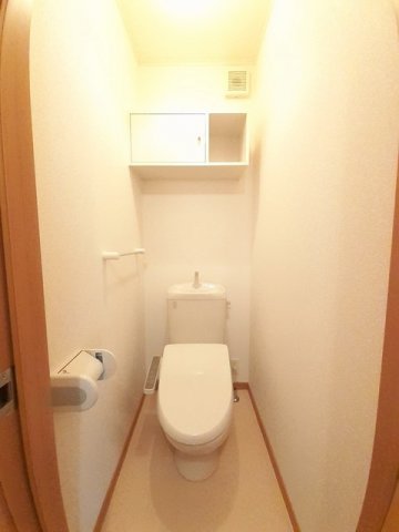 トイレ　落ち着いた色調のトイレです