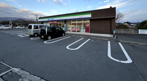 コンビニ　ファミリーマート 橋本御幸辻店（コンビニ）まで831m