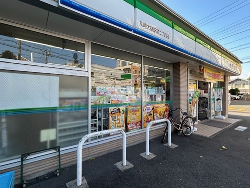 コンビニ　ファミリーマート 川崎大師駅前二丁目店（コンビニ）まで163m