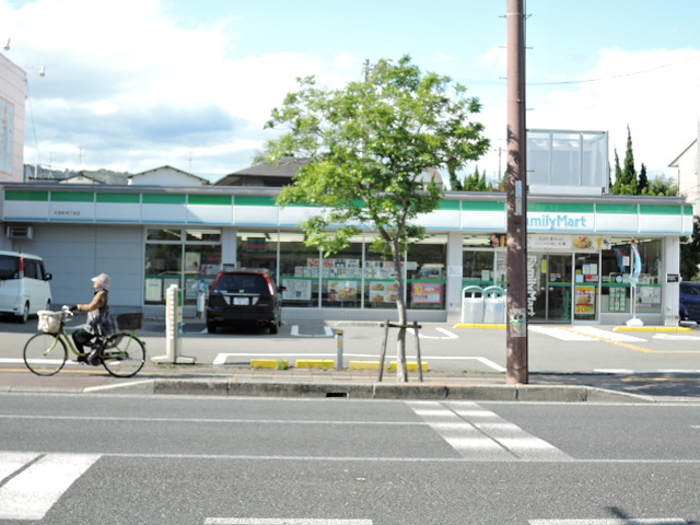 コンビニ　ファミリーマート高知北本町店（コンビニ）まで245m