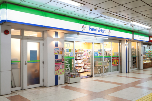 コンビニ　ファミリーマートはまりんあざみ野駅店（コンビニ）まで741m