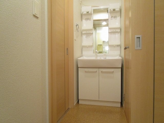 洗面設備　明るい洗面所です
