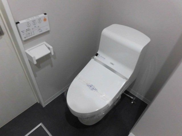 トイレ　温水洗浄便座付きのトイレです。