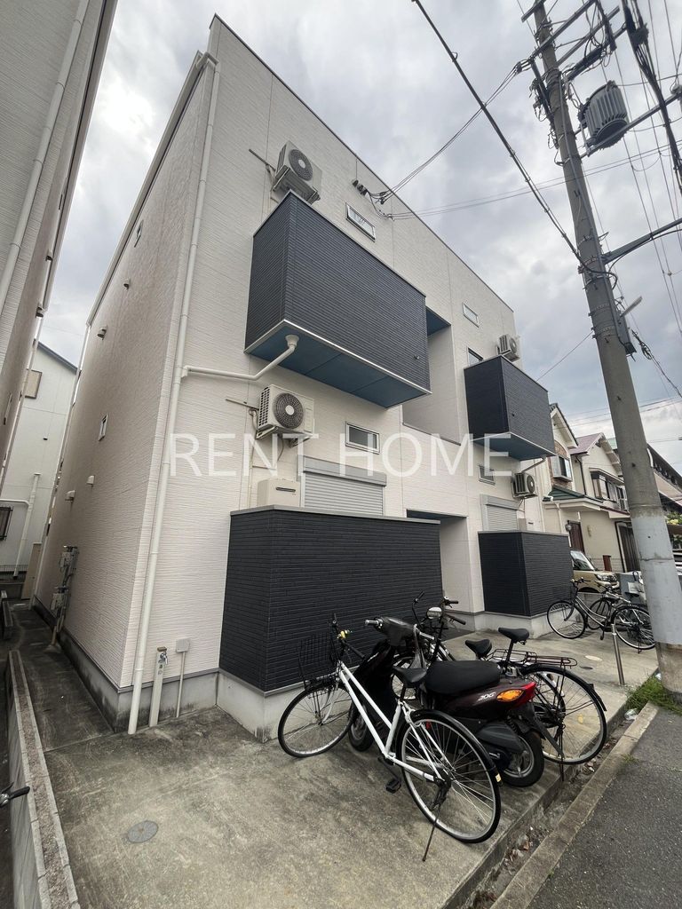 建物外観　2階建てのスマートな建物です。