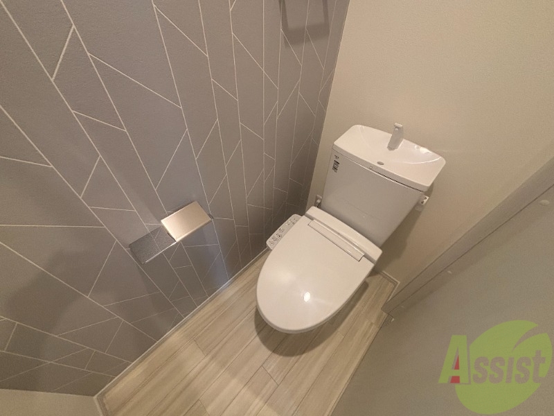 トイレ　トイレは温水洗浄便座です。シンプルな雰囲気になっています。