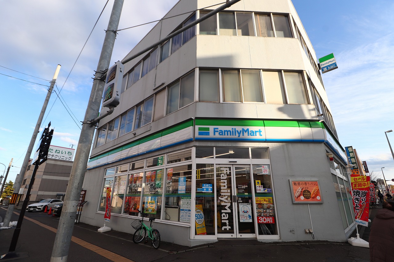 コンビニ　ファミリーマート月寒中央店（コンビニ）まで190m