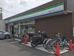 コンビニ　ファミリーマート 岸里東二丁目店（コンビニ）まで758m