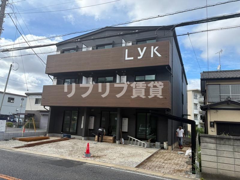 ＪＲ総武線 千葉駅 バス乗車時間：10分 最寄りバス停で下車 徒歩4分 築1年