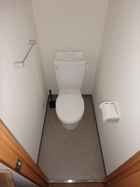 トイレ　落ち着く広さのトイレです。