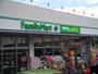 コンビニ　ファミリーマートドラッグエース鶴ケ岡店（コンビニ）まで787m