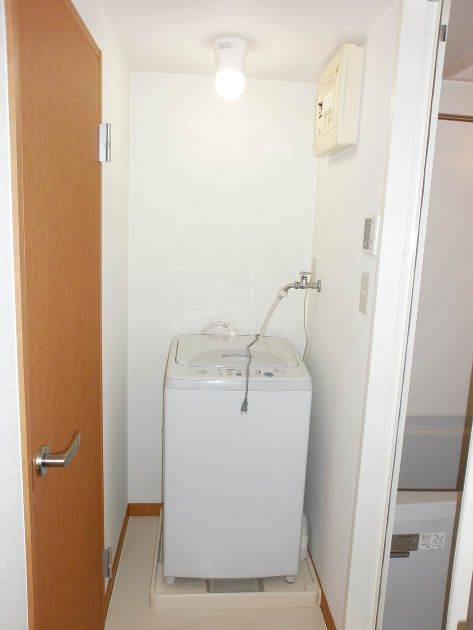 その他設備　ＴＶ、冷蔵庫、洗濯機、電子レンジカーテン、照明付