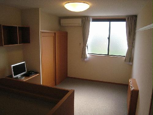 居室・リビング　2階じゅうたん。机・椅子ついています。