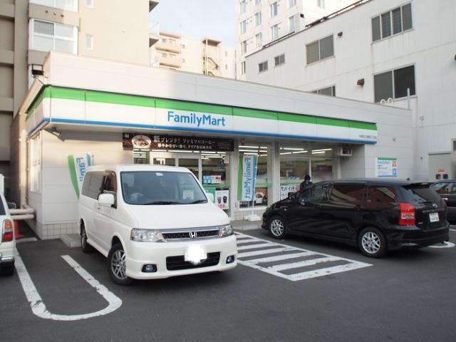 コンビニ　ファミリーマート（コンビニ）まで240m