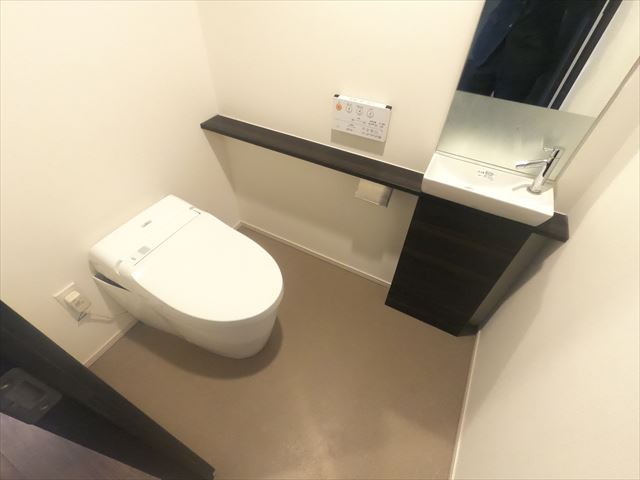 トイレ　同物件の別のお部屋の写真です