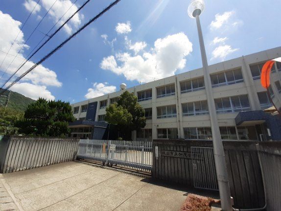 小学校　坂出市立加茂小学校（小学校）まで50m