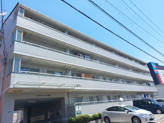 【松山市東長戸のマンションの建物外観】