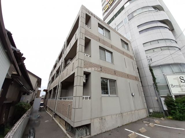 岡崎市柱曙のマンションの建物外観