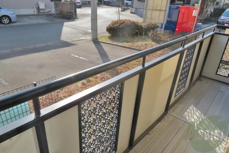 バルコニー　お天気の良い日は布団も干せてポカポカです。