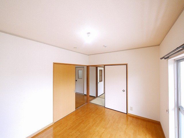 その他部屋・スペース　落ち着いた色調の寝室です