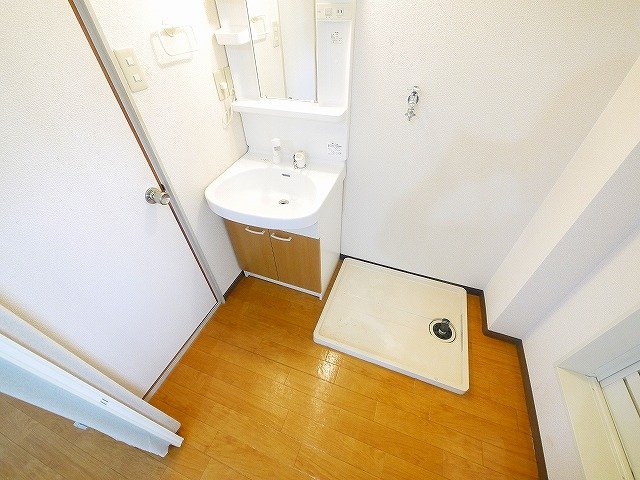 洗面設備　脱衣スペースもある洗面所です