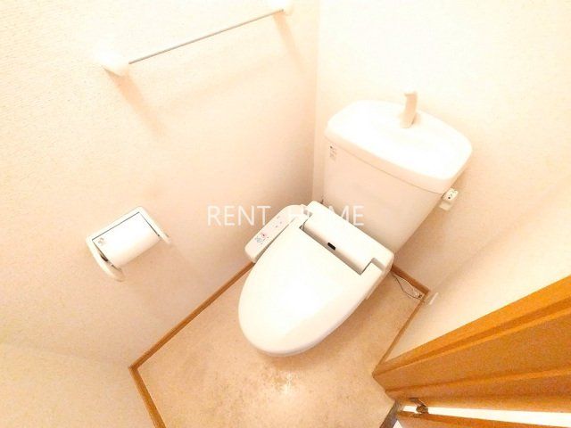 トイレ　温水洗浄便座付きのトイレです。