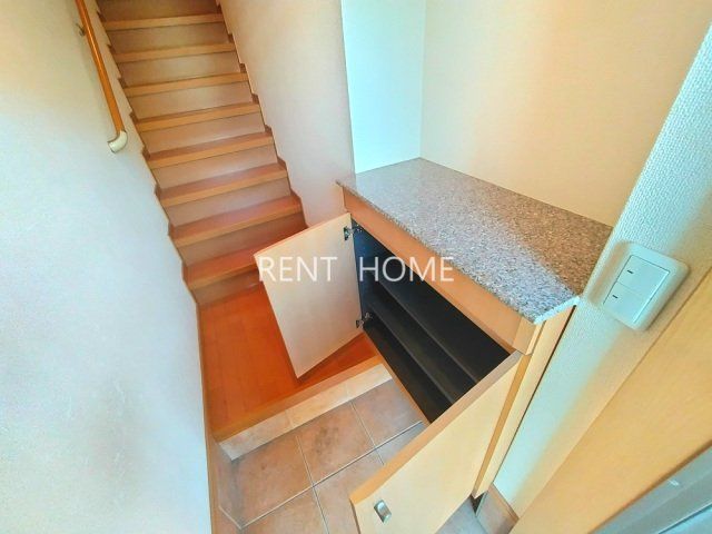 玄関　玄関にシューズボックスもあります。