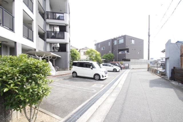 【堺市堺区神石市之町のマンションの駐車場】