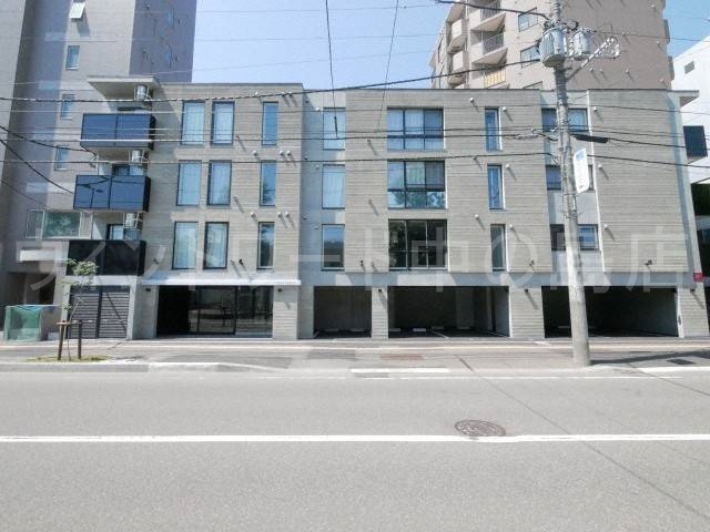 札幌市白石区菊水二条のマンションの建物外観