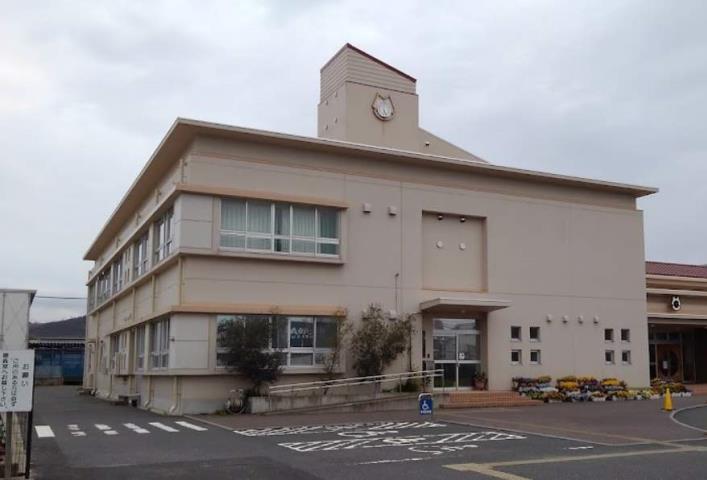 小学校　修立小学校（小学校）まで601m