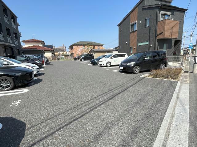 【郡山市咲田のマンションの駐車場】