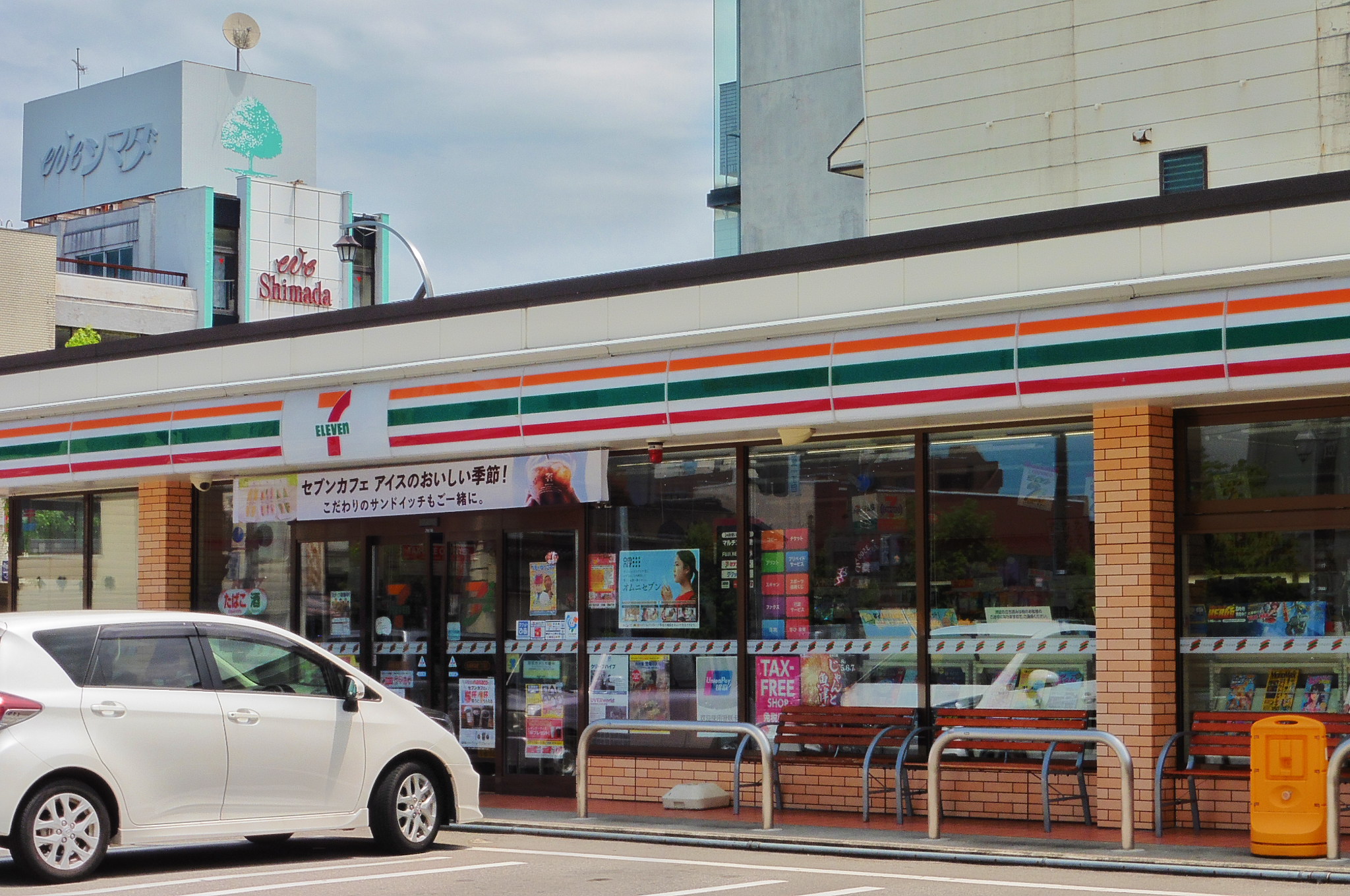 コンビニ　セブンイレブン魚津釈迦堂1丁目店（コンビニ）まで350m