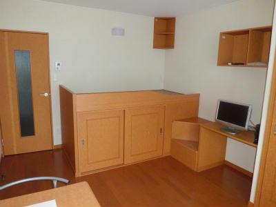 居室・リビング　腰高のベッド。高い所で心地よく眠れます。