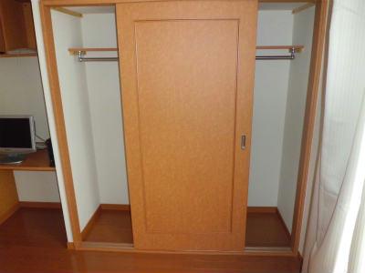 洗面設備　たくさんの衣服を掛けられます。