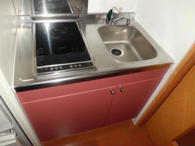 キッチン　掃除のしやすい電気コンロ付の台所流し台。