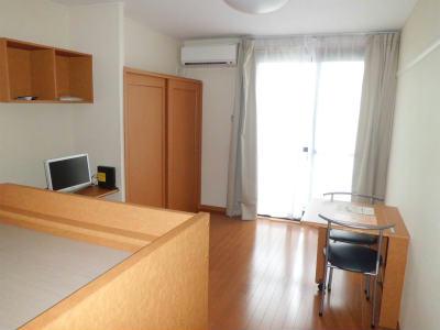 居室・リビング　南向きの明るい室内です。