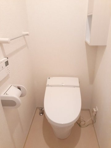 トイレ　落ち着いた色調のトイレです