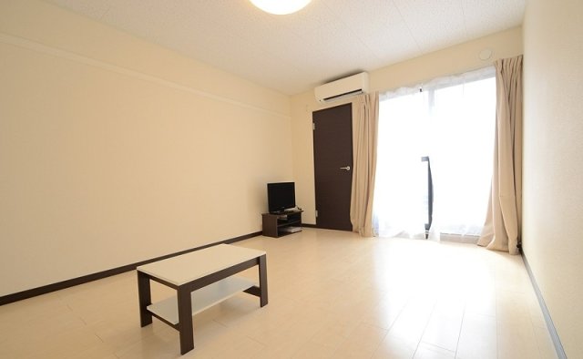 居室・リビング　同物件、別号室のものです。