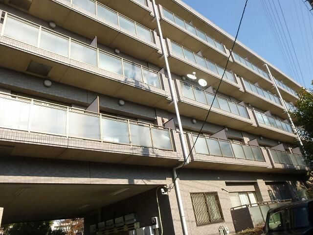 イトーピア仲町台の建物外観