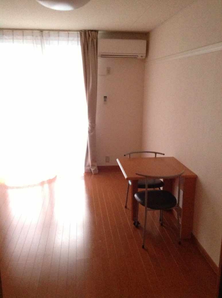 居室・リビング　現状優先　1階フローリング・2階絨毯