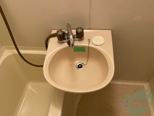 洗面設備　洗面台はこちらです、浴室の中に設置されております。