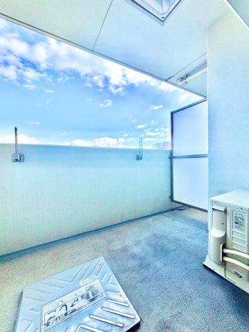 バルコニー　暖かな日差しのふりそそぐバルコニー