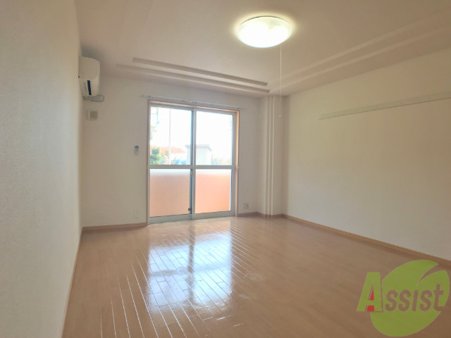 居室・リビング　フローリングなので、お掃除がしやすそうですね。