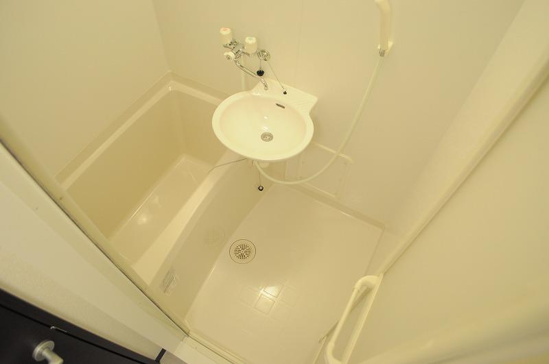バス・シャワールーム　浴室乾燥機付　雨の日も安心ですね