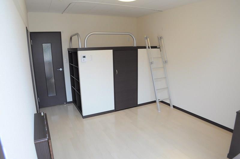 居室・リビング　1F 当社人気のハイベッドタイプ!!!決め手はベッド下の収納